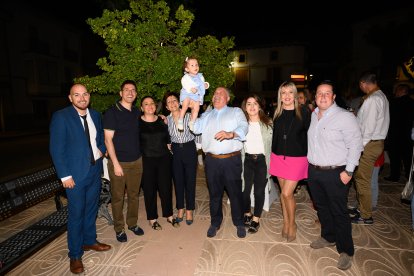 Vecinos de la Comarca de Los Vélez posan felices durante el cóctel tras la gala.