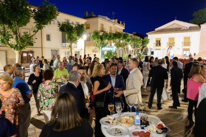 Autoridades, premiados e invitados disfrutan de una magnífica noche al aire libre en María.