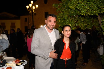 José Torregrosa, alcalde de Chirivel, con Laura Diepstraten, artista.