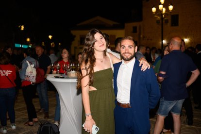 Silvia Martín, organizadora de eventos de TGestión con Izan Guerrero, periodista.