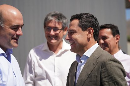 Jesús Barranco, de La Unión, saluda a Juanma Moreno.