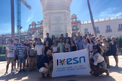 Erasmus con la bandera de la ESN, en una visita de hace unos años a la Plaza Vieja.