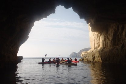 Haciendo una ruta el kayak por el Cabo de Gata.