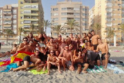 Aprovechando el buen clima de Almería para disfrutar de la playa.