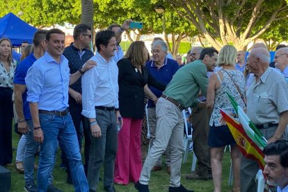 Juanma Moreno saluda a asistentes.