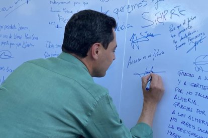 Moreno plasmando la frase en el panel.