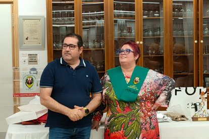 El director junto a Lola Hernanbdez con su banda.