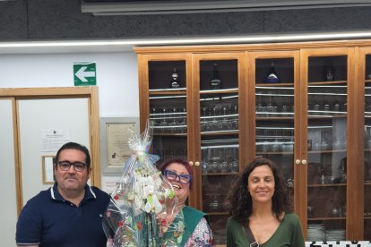 Lola Hernández recogiendo una maceta de manos de la actual secretaria del centro.