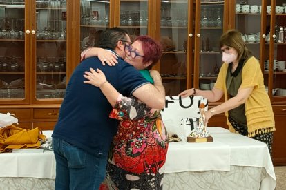 El director, Antonio Miguel Hernández, dando un efusivo abrazo a la homenajeada.