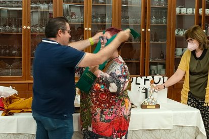 El director imponiendo la Beca del IES Almeraya.