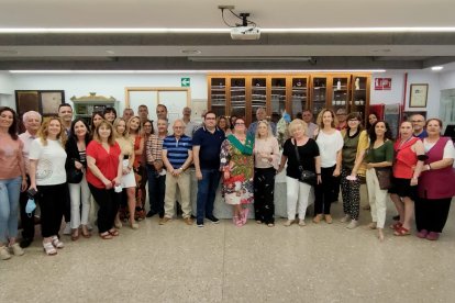 La homenajeada junto al director, el anterior director, José Vique y demás compañeros que acudieron al acto.