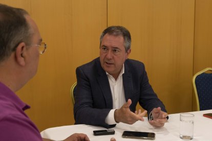 Juan Espadas, entrevistado por Simón Ruiz.