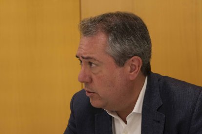 El candidato socialista durante la entrevista.