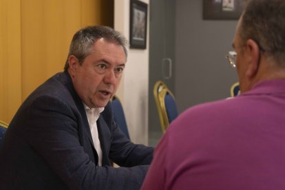 Diálogo de Espadas con el periodista.