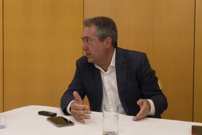 Espadas, muy expresivo durante la entrevista.