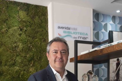 Posando en el Avenida Hotel de la capital almeriense.