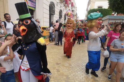 Los cabezudos desfilan por las calles del centro del pueblo, como comienzo de las fiestas patronales.
