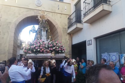La patrona de Vera la Virgen de las Angustias procesiona rodeada de flores y alabanzas.