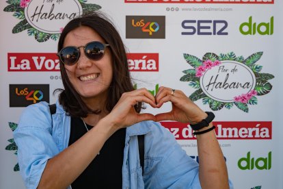 Mikaela dedica un corazón en el photocall de La Voz.