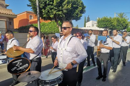 Las bandas de música y charangas acompañan el desfile