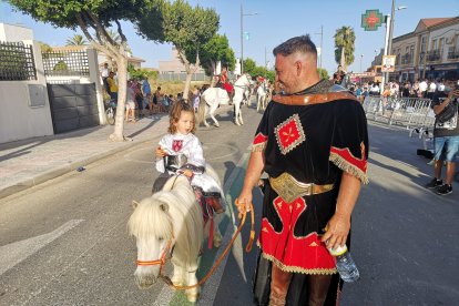 Una joven amazona a lomos de su poni albino
