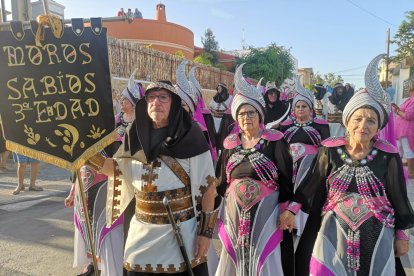 Los mayores participan ataviados con sus mejores galas moriscas.