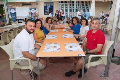 Una familia muy simpática disfruta de una buena cena después de ver el desfile de Moros y Cristianos en Vera