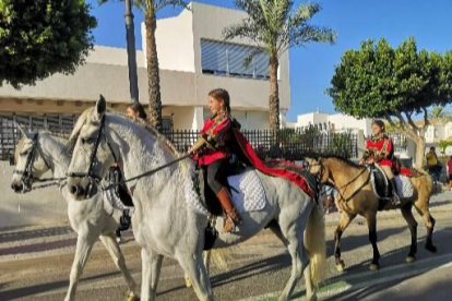 Grandes jinetes y amazonas cabalga a lomos de su caballo