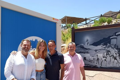 La pareja junto al alcalde del Ayuntamiento De Pulpí, Juan Pedro García y el concejal de Turismo Juan Bautista López.