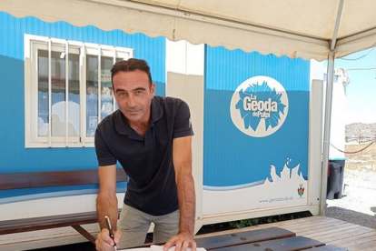 Enrique Ponce firmando en el libro de visitas.