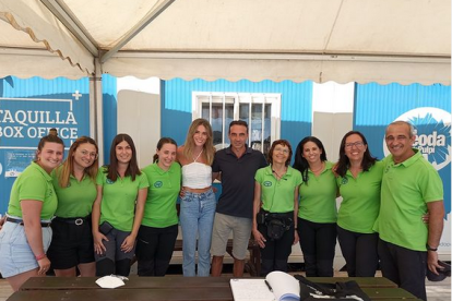 La pareja junto a los trabajadores de La Geoda.