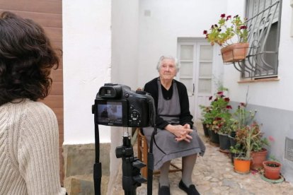 Entrevistando a una anciana de Almócita.