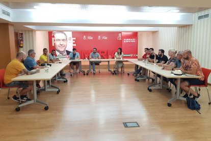 El colectivo LGTBI se ha reunido con candidatos del PSOE.