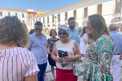Carmen Crespo (PP). a la derecha, en la visita a Berja.