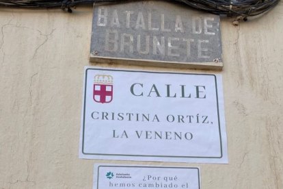 La calle Batalla de Brunete con el cartel de Adelante Andalucía a La Veneno.