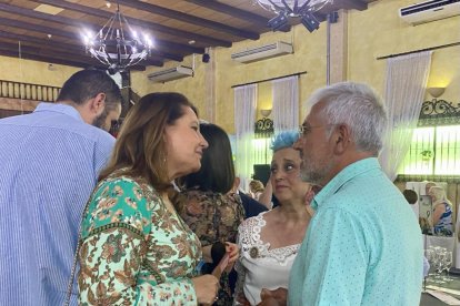 Mari Carmen Crespo, con Conchi Colomina y su pareja.