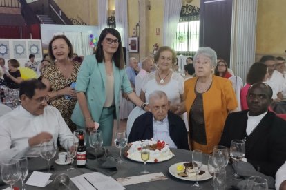 Jesús Peregrín con la diputada provincial, padres blancos y socias de la fundación.