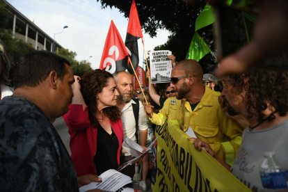 Inmaculada Nieto (Por Andalucía) con manifestantes.