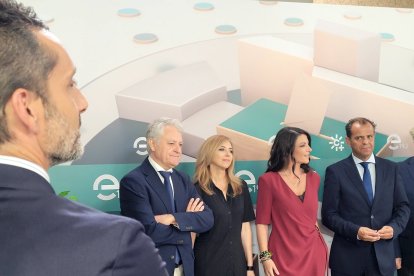 Llegada de Macarena Olona (Vox).