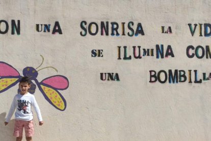 Un crío posa junto a uno de los murales que se han pintado en Gérgal.