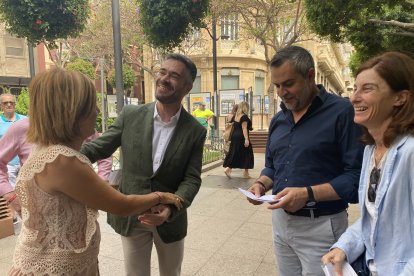 Sonia Ferrer saluda a Felipe Sicilia.