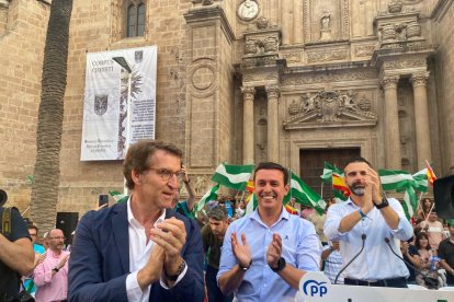 Alberto Nuñez Feijóo, junto a Javier A. García y Ramón Fernández-Pacheco, alcalde de Almería.