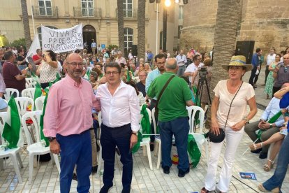 Luis Rogelio Rodríguez Comendador y Juanjo Matarí, en la plaza de la Catedral.