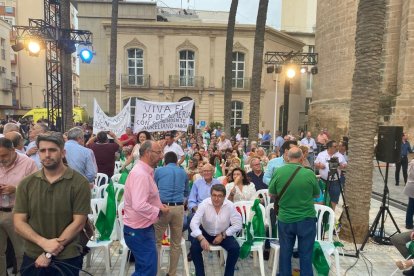 La plaza de la Catedral, llena de militantes y afines.