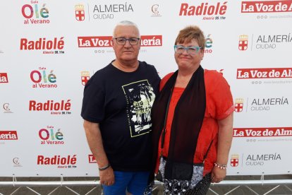 Una pareja posa para La Voz