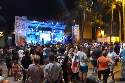 El concierto y sus alrededores repleto de personas