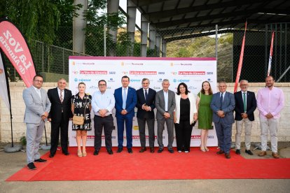 Staff de LA VOZ y representantes de la Diputación de Almería con alcalde de la comarca de Nacimiento.