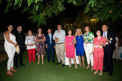 Vecinos de Abrucena y Gérgal junto al párroco de la comarca y Vanesa Jerez Contreras, concejala del PSOE en Gérgal.