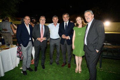 El staff de La Voz de Almería disfruta junto a Ángel Escobar, vicepresidente de la Diputación de Almería de la gala de los IX Premios Nacimiento.