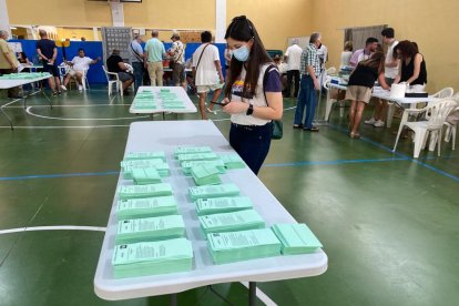 Los primeros almerienses depositan su voto.